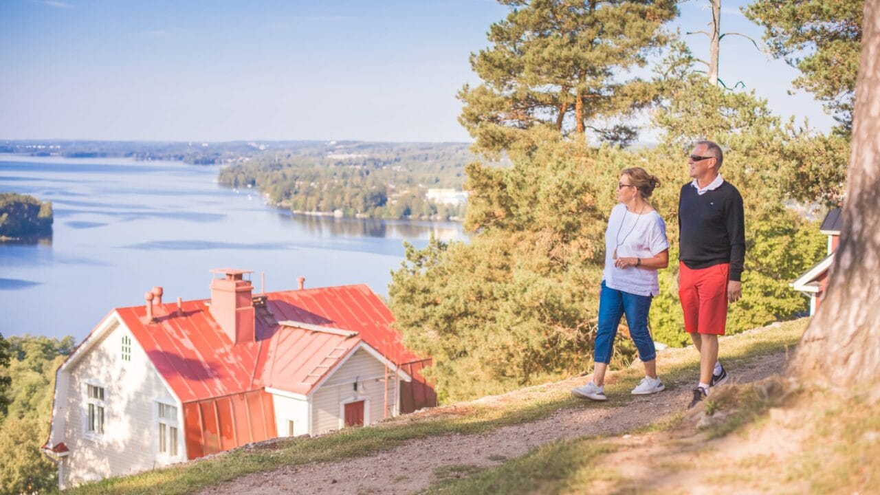 Woman and a man walking at Pispalanharju.