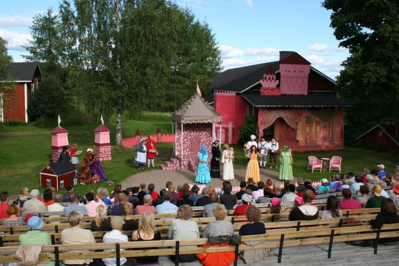 Katetussa katsomossa yleisö pääsee nauttimaan ulkoteatterista kuivana myös sateen sattuessa.
