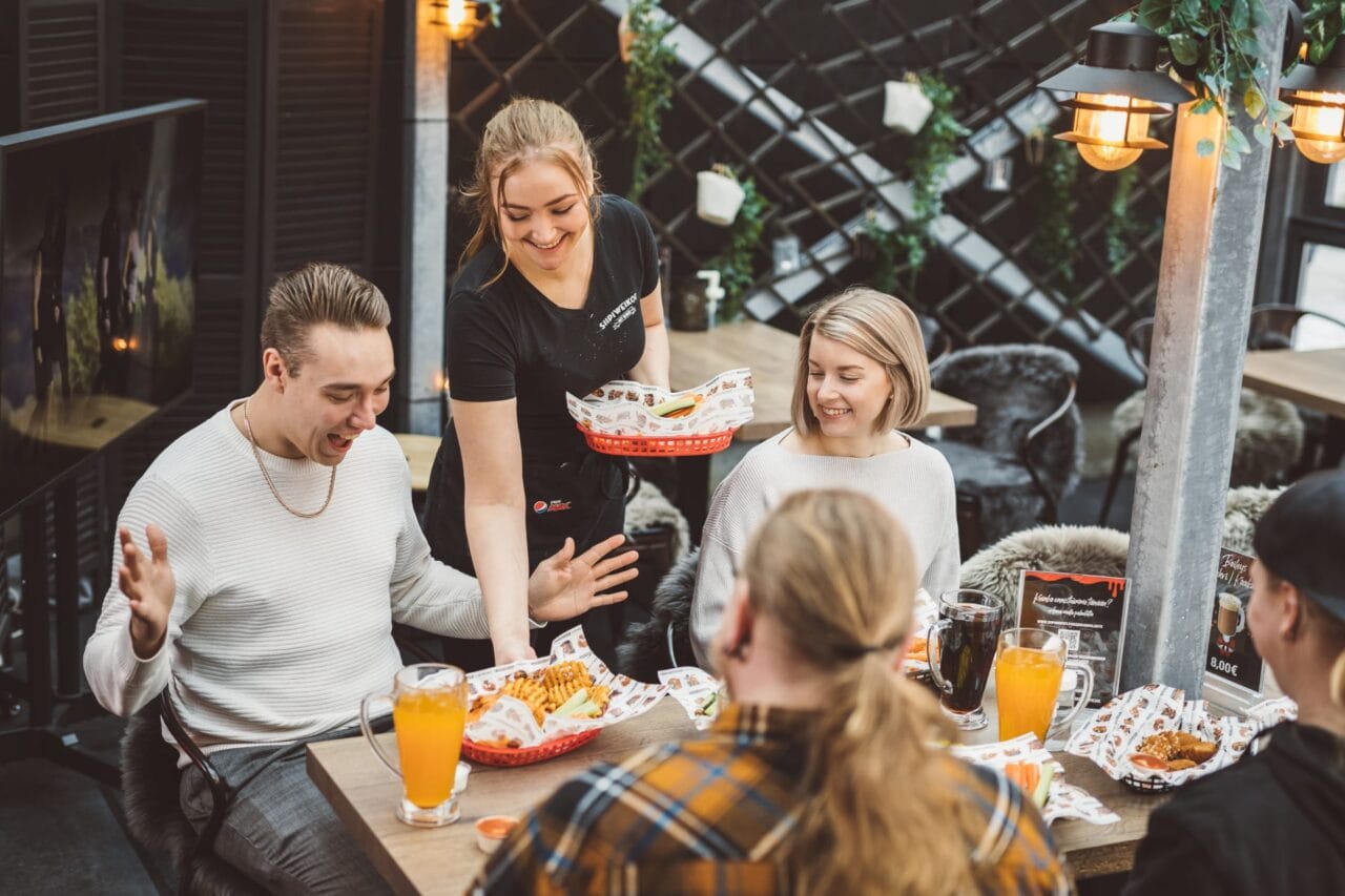 Happy customers in Siipiweikot restaurant