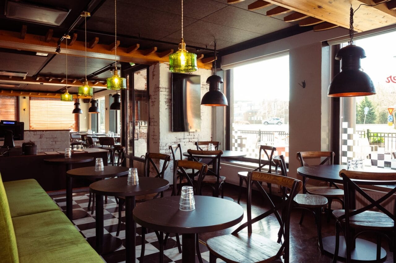 Pepper Yöjärven bistropöytiä kahvila-alueella.