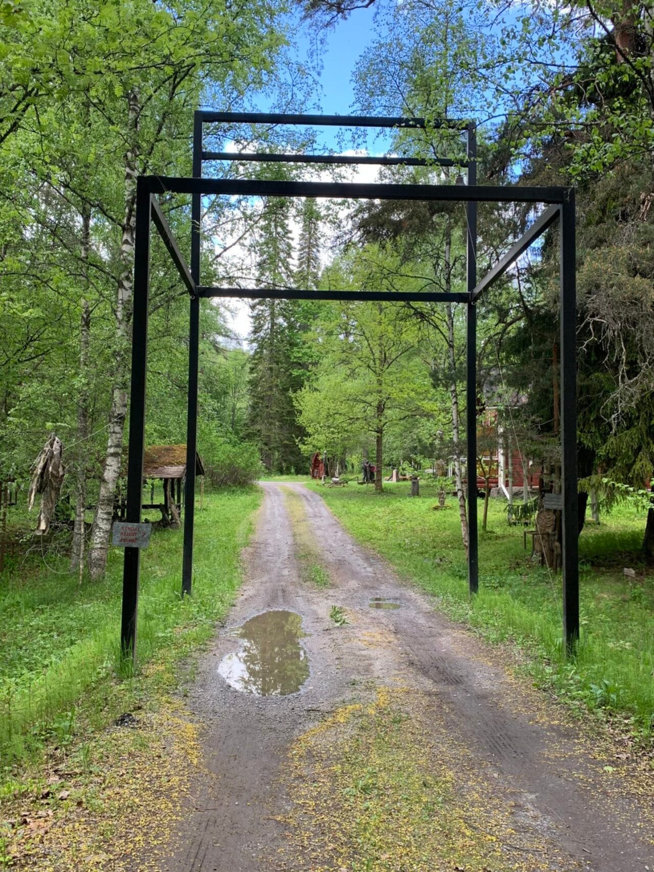 Kenelle kellot soivat (veistospuiston sisääntulo)