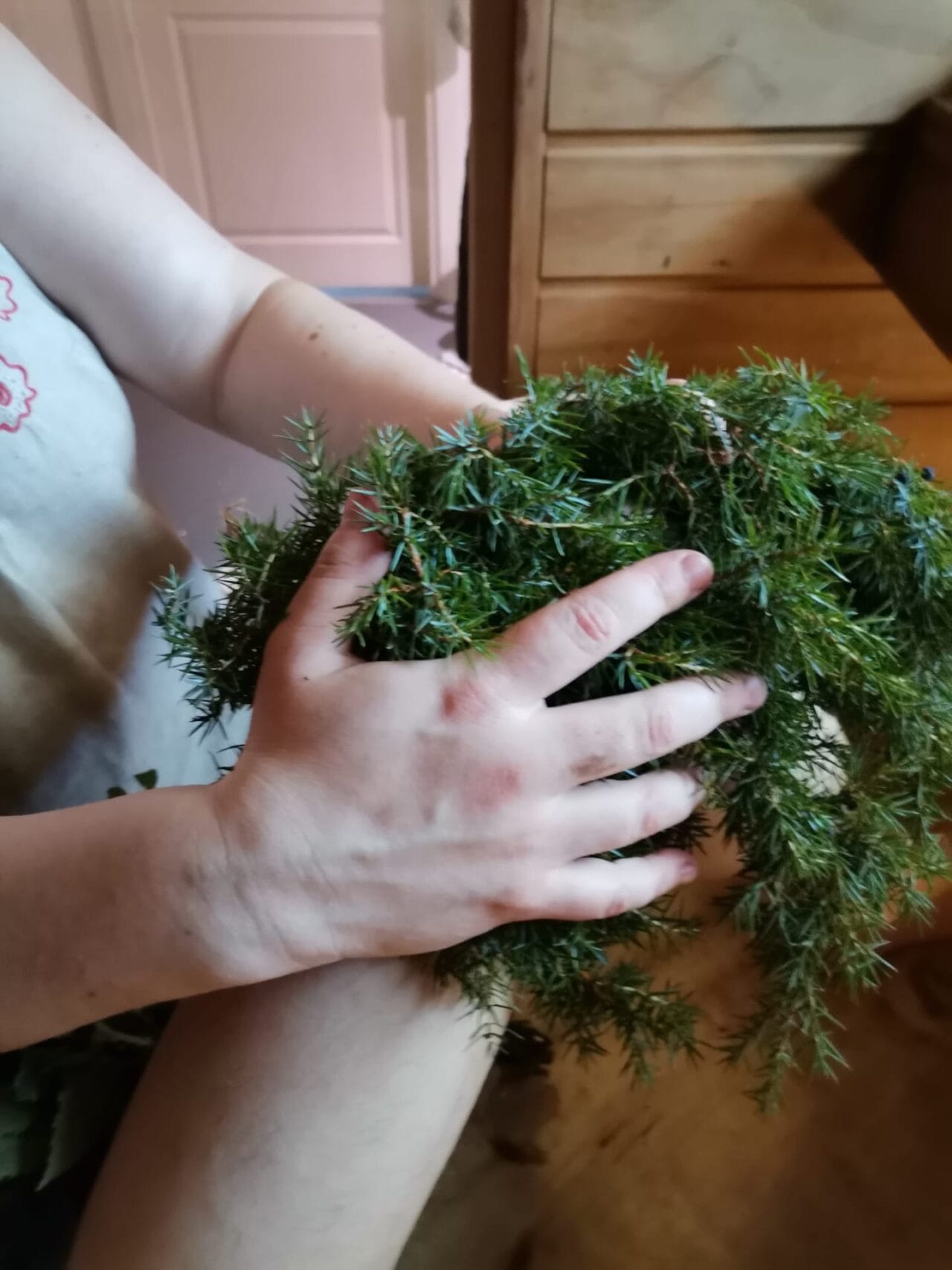 Katajavastalla hellitään kevyesti ihoa saunassa.
