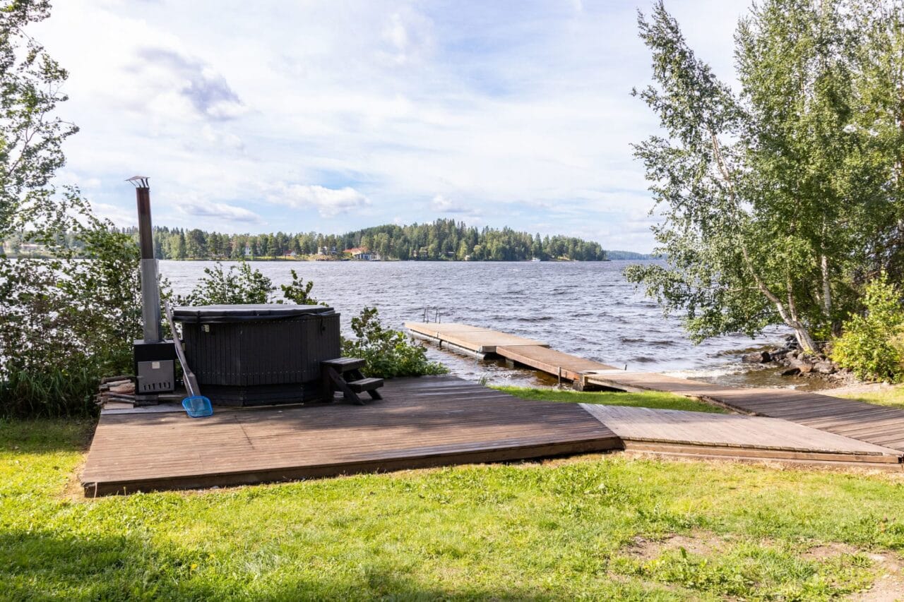 Järvimaisema laitureineen saunalta