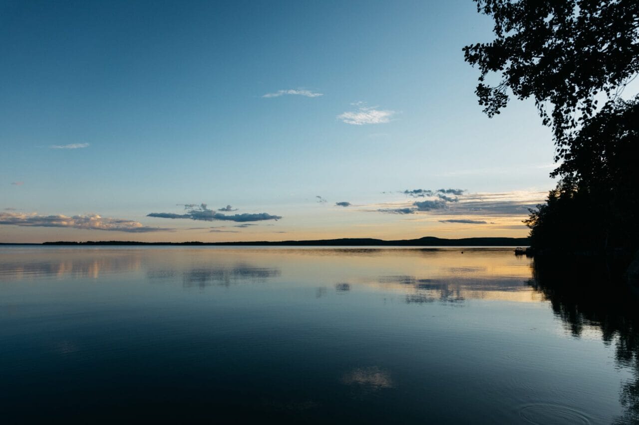 Auringonlasku järvellä