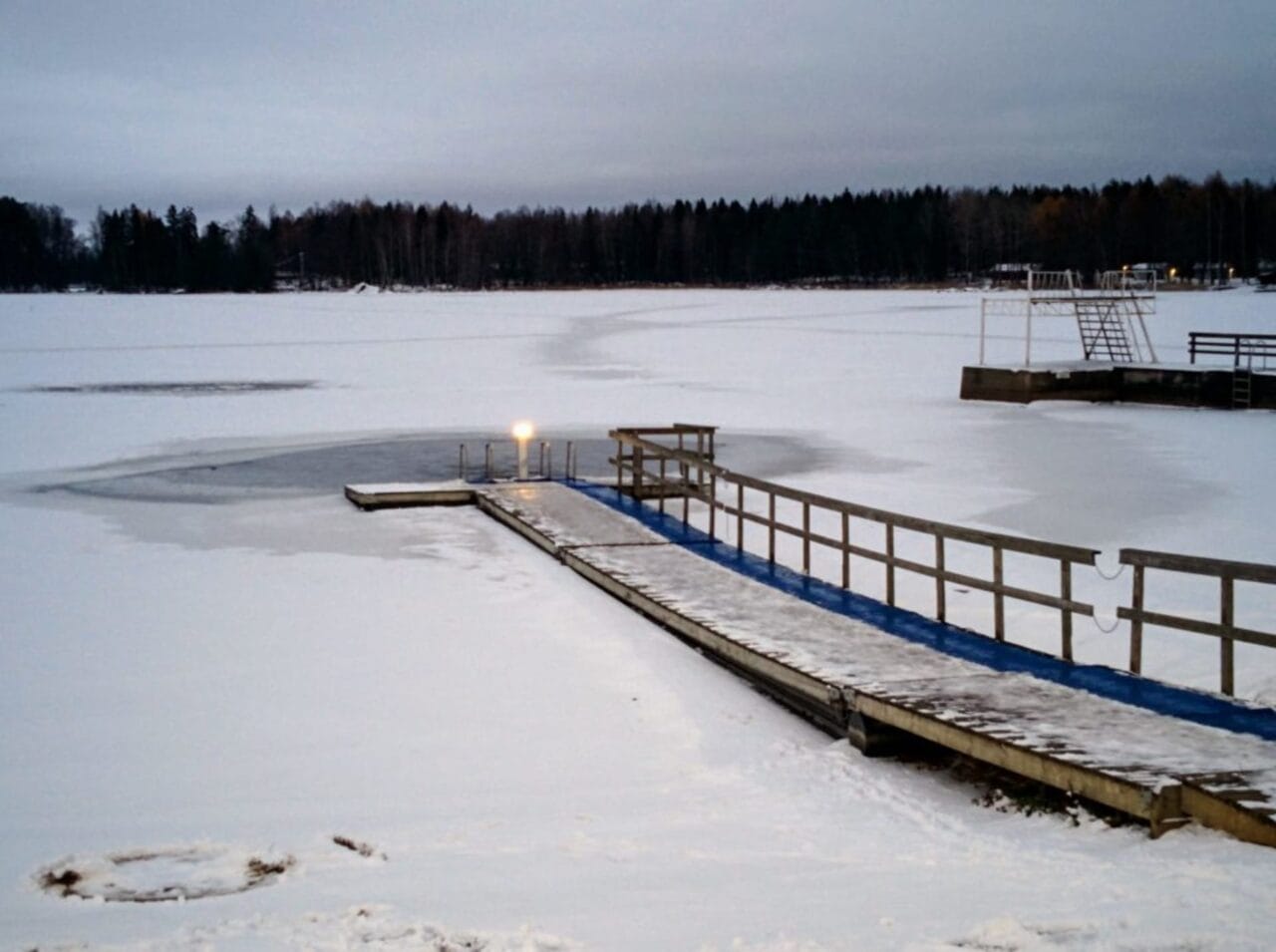 Saunan laituri ja avanto