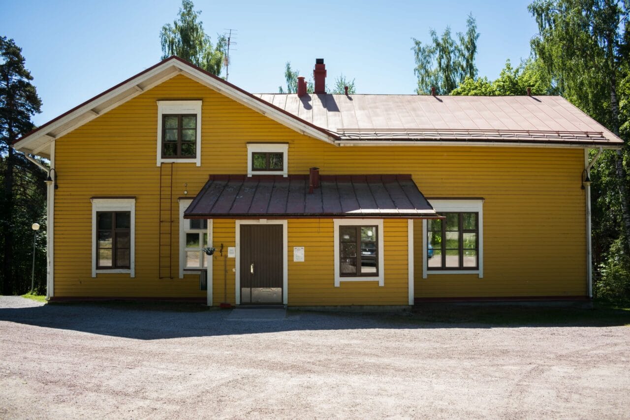 Päärakennus edestä kuvattuna