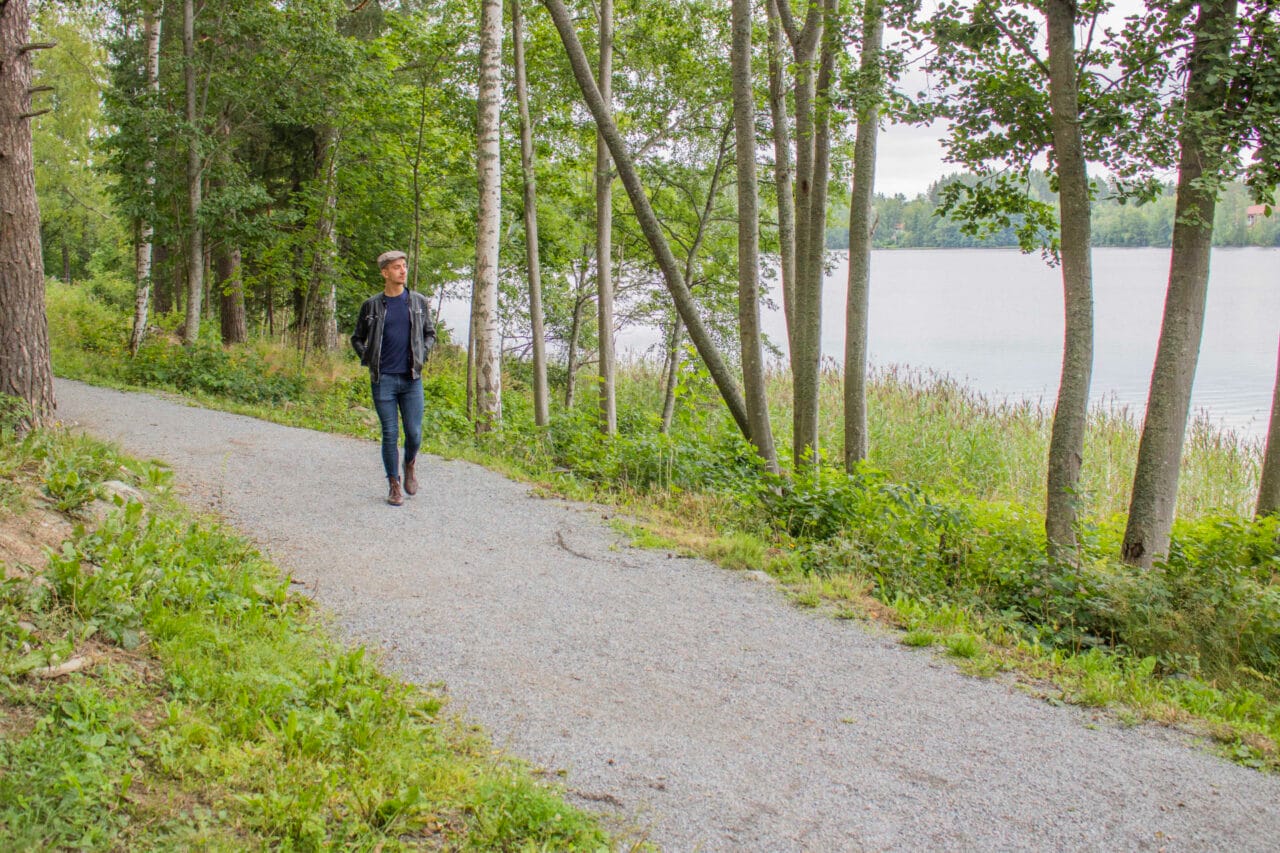 Mies kävelee polkua pitkin.