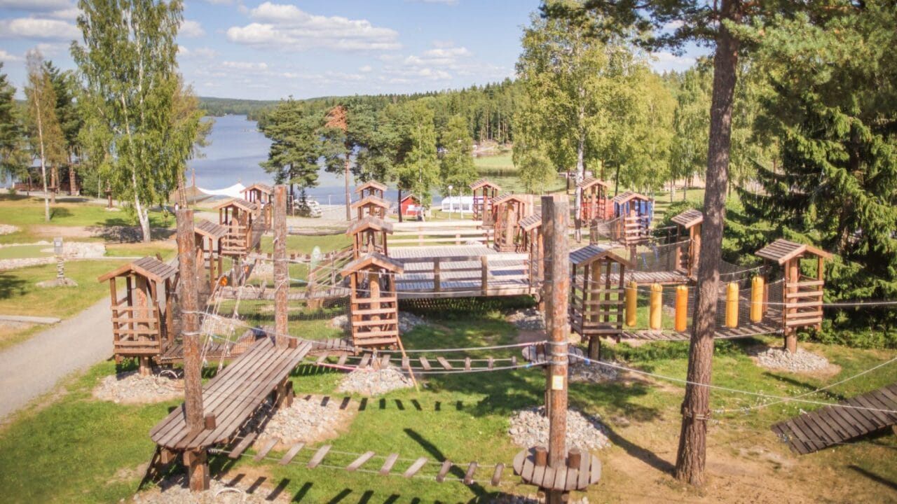 Climbing park HighPark's adventure courses offer exercise experiences in the upper air, in a beautiful lake landscape