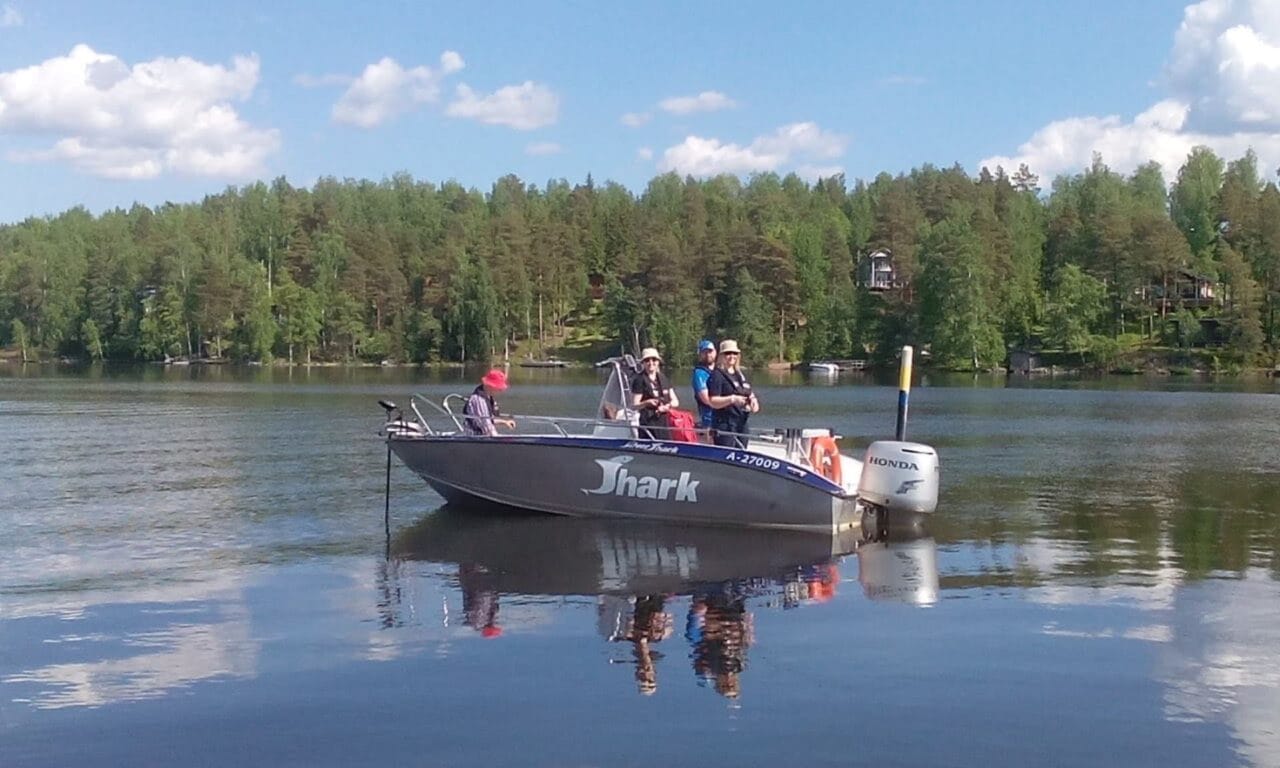Jokaisen veneen ammattitaitoinen opas auttaa ja opastaa. Aiempaa kokemusta kalastuksesta ei tarvita.
