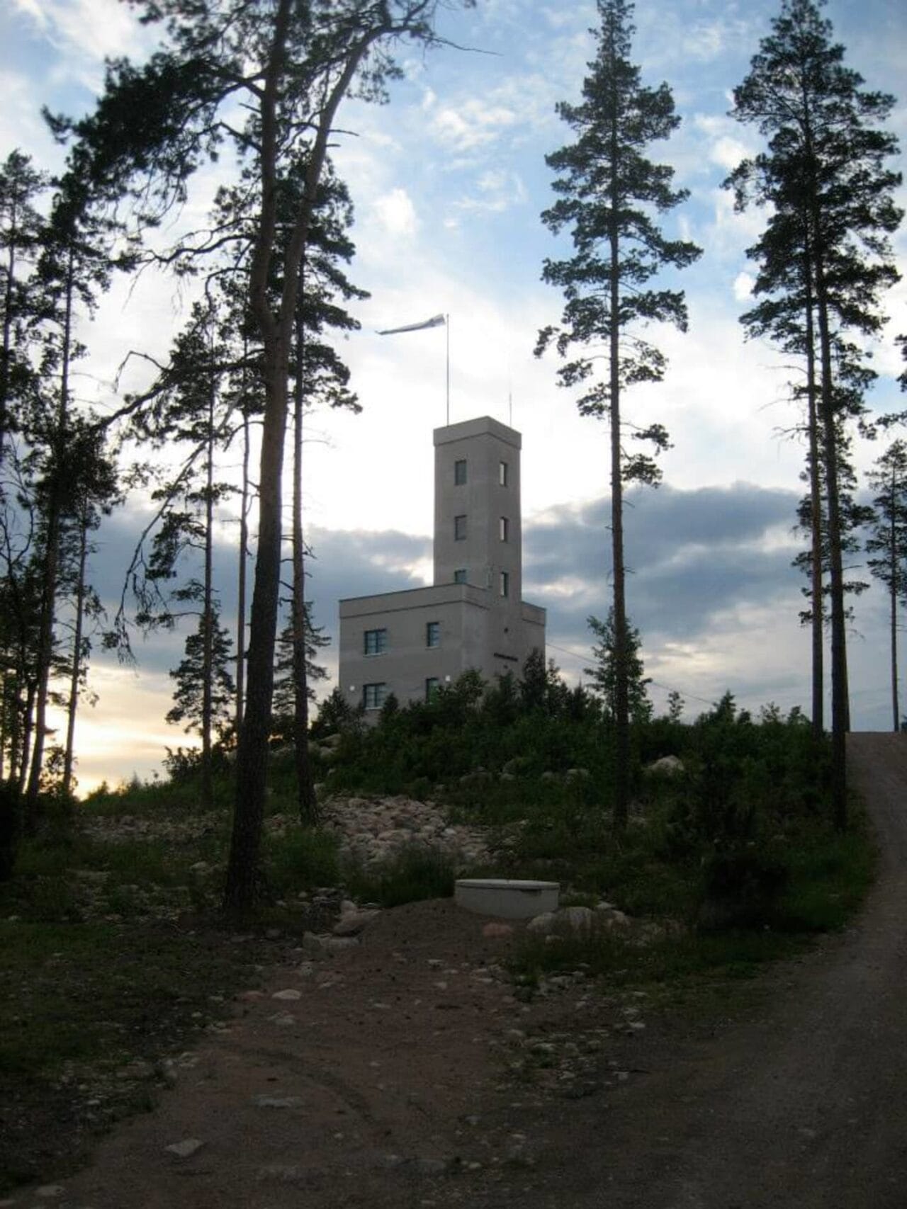 Mäntymetsän keskellä harjun laella valkoinen näkötorni