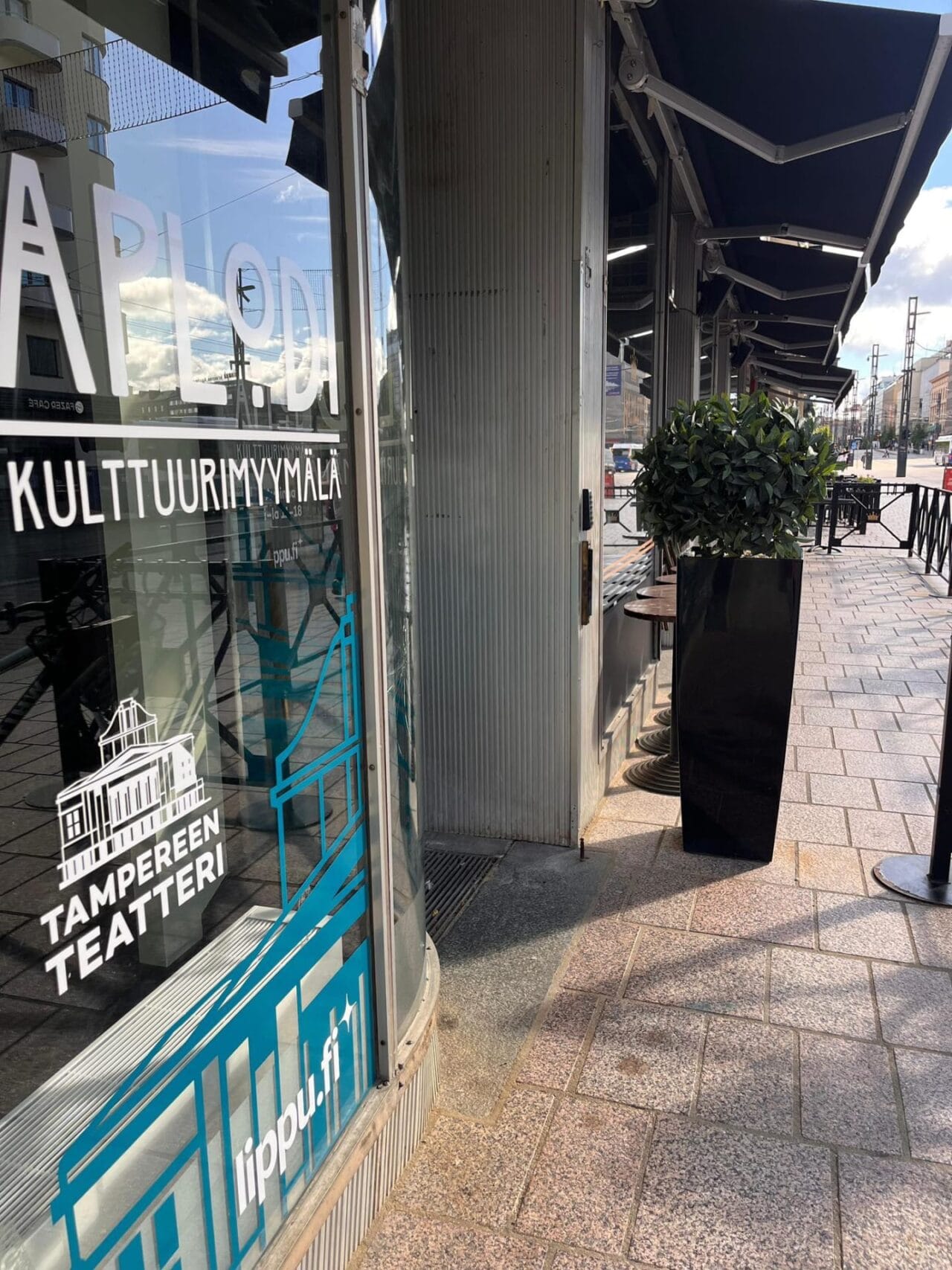 Aplodin sisäänkäynti ulkoa