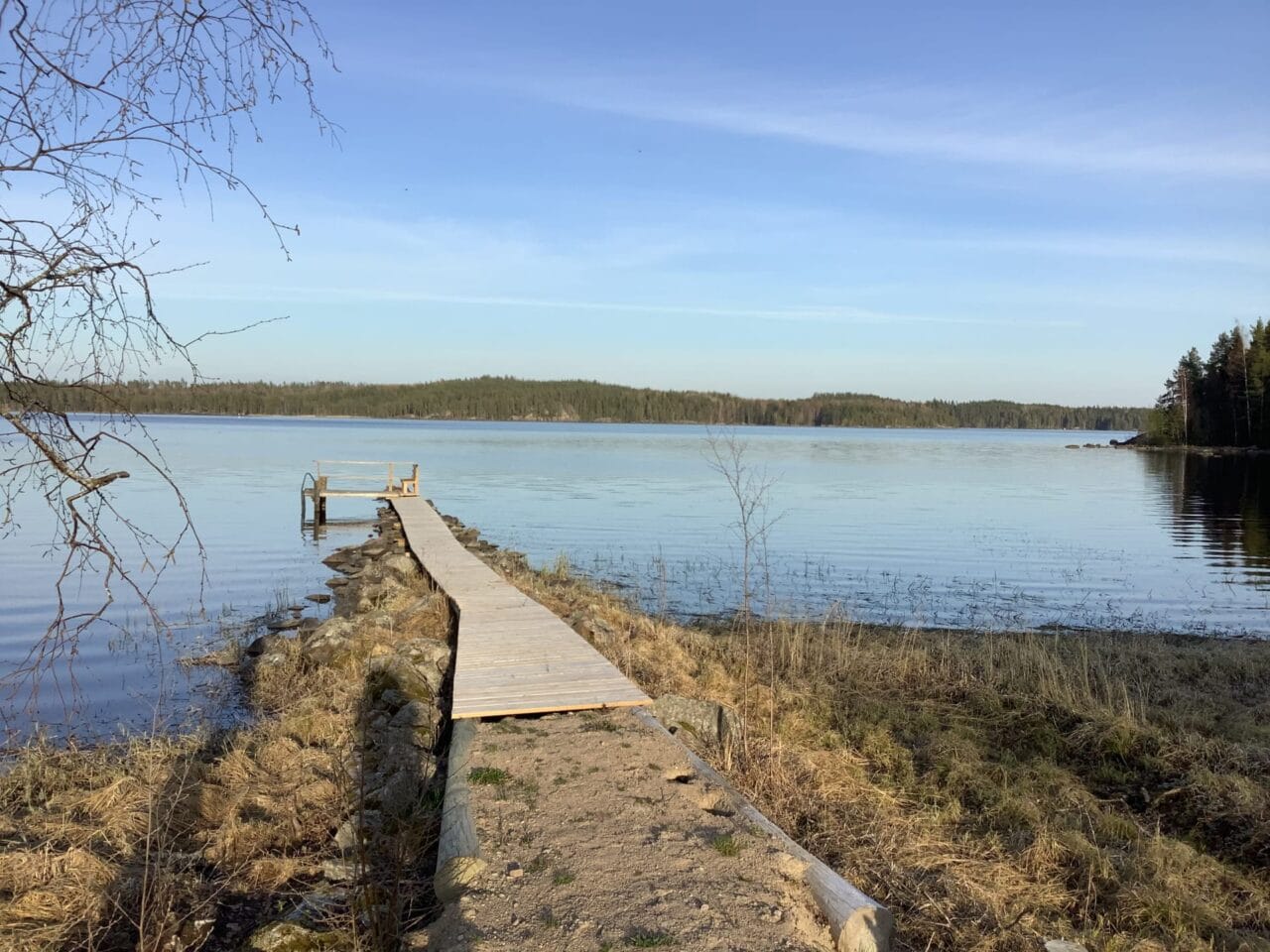 Huhtisen rantaa ja laituri