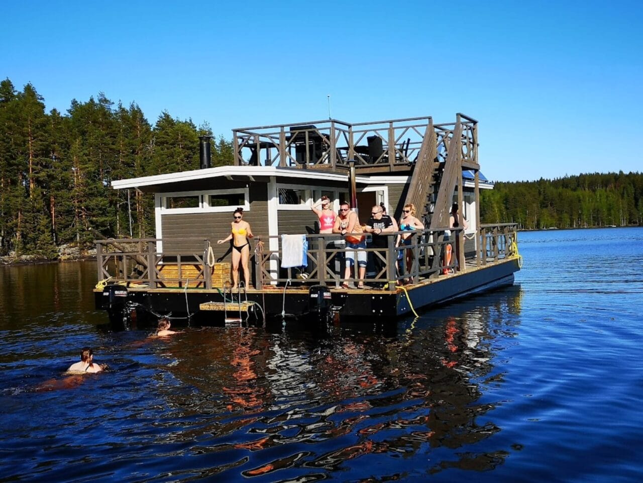 Lämpöisten löytyjen jälkeen on mahdollisuus pulahtaa uimaan järveen tai nauttia paljun lämpimistä poreista.