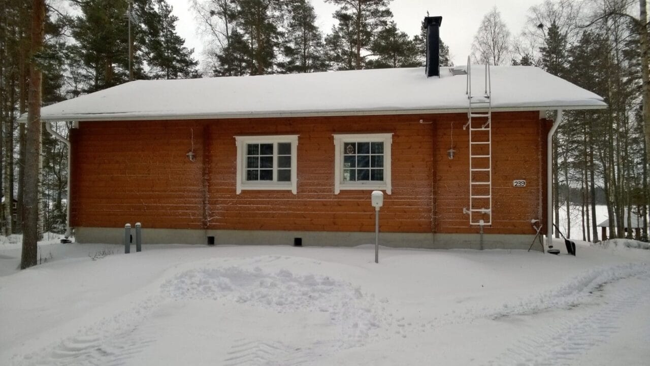 Lomamökki ulkoa talvelle