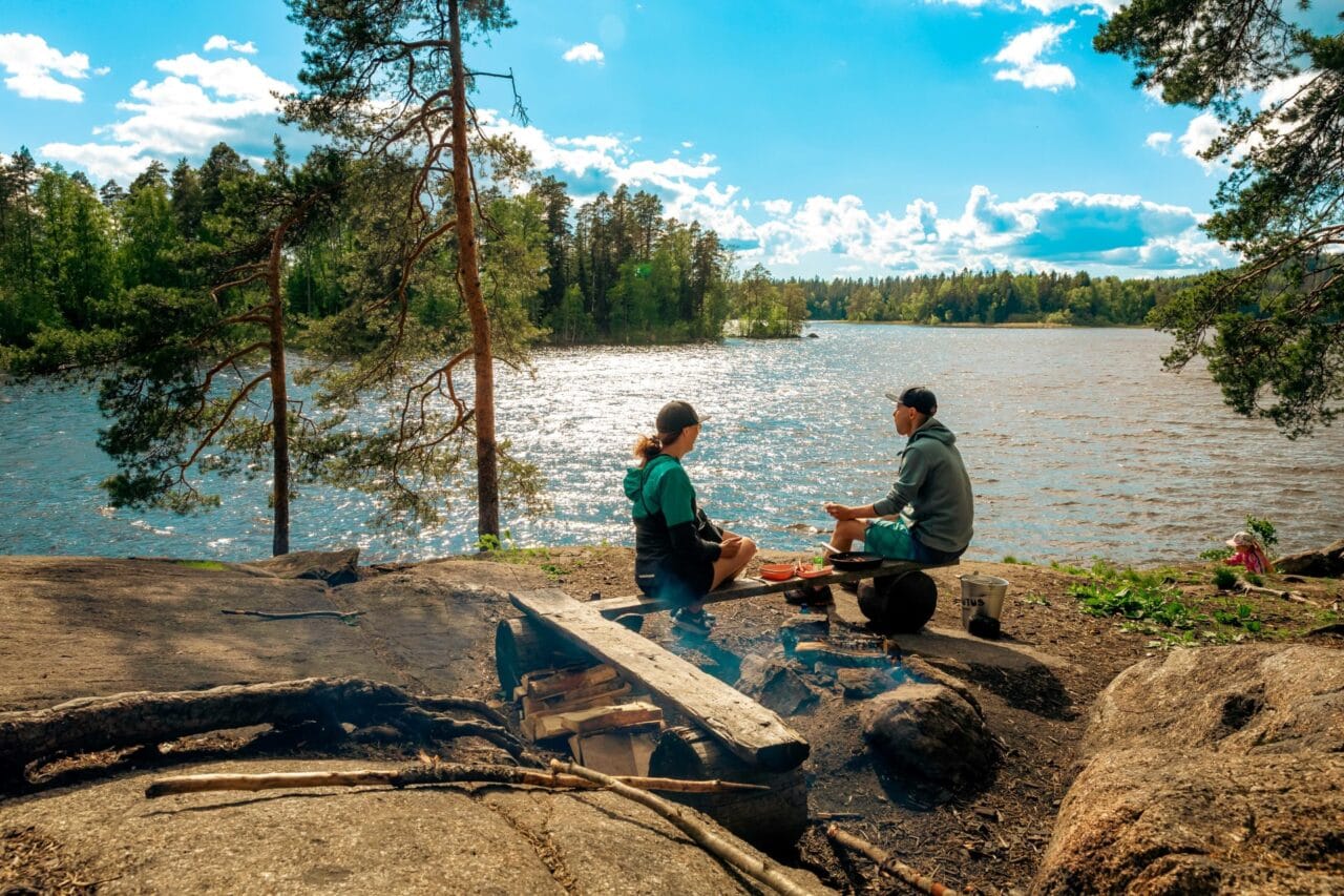 Retkeilijät Birgitan polun nuotiopaikalla Lempäälässä