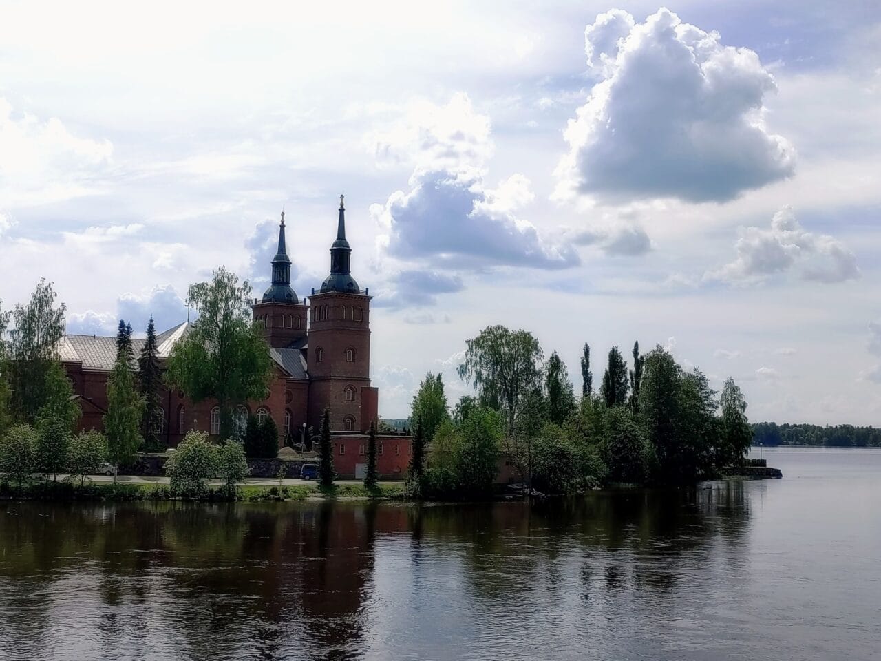 Tyrvään kirkko ja järvi