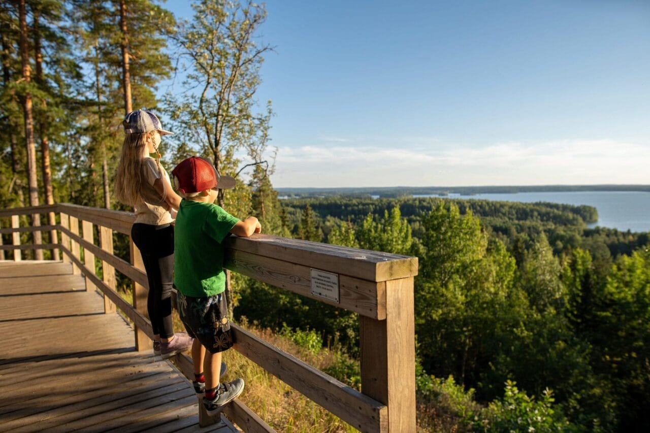 Kids are watching the view over Rapolanharju.