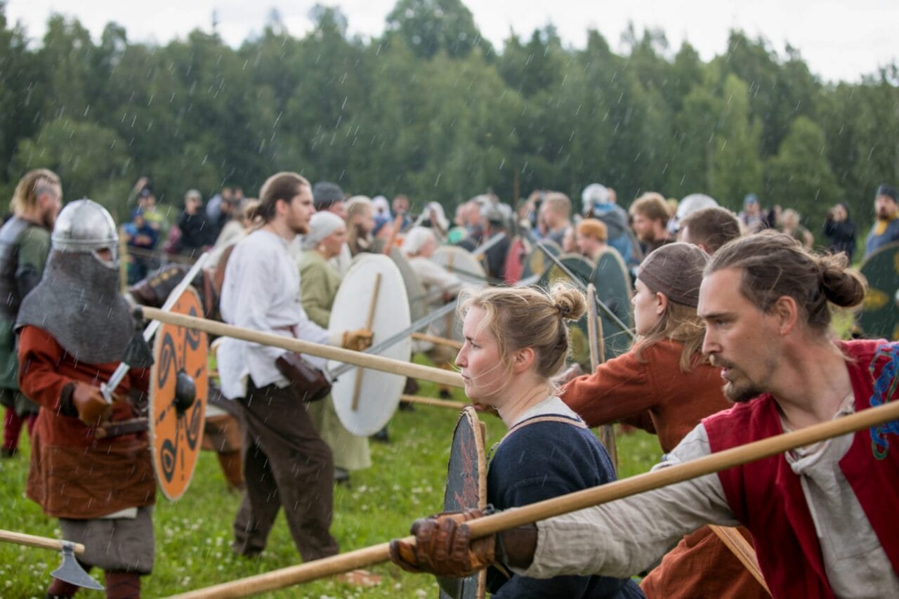 Muinaispukuisia ihmisiä taistelemassa