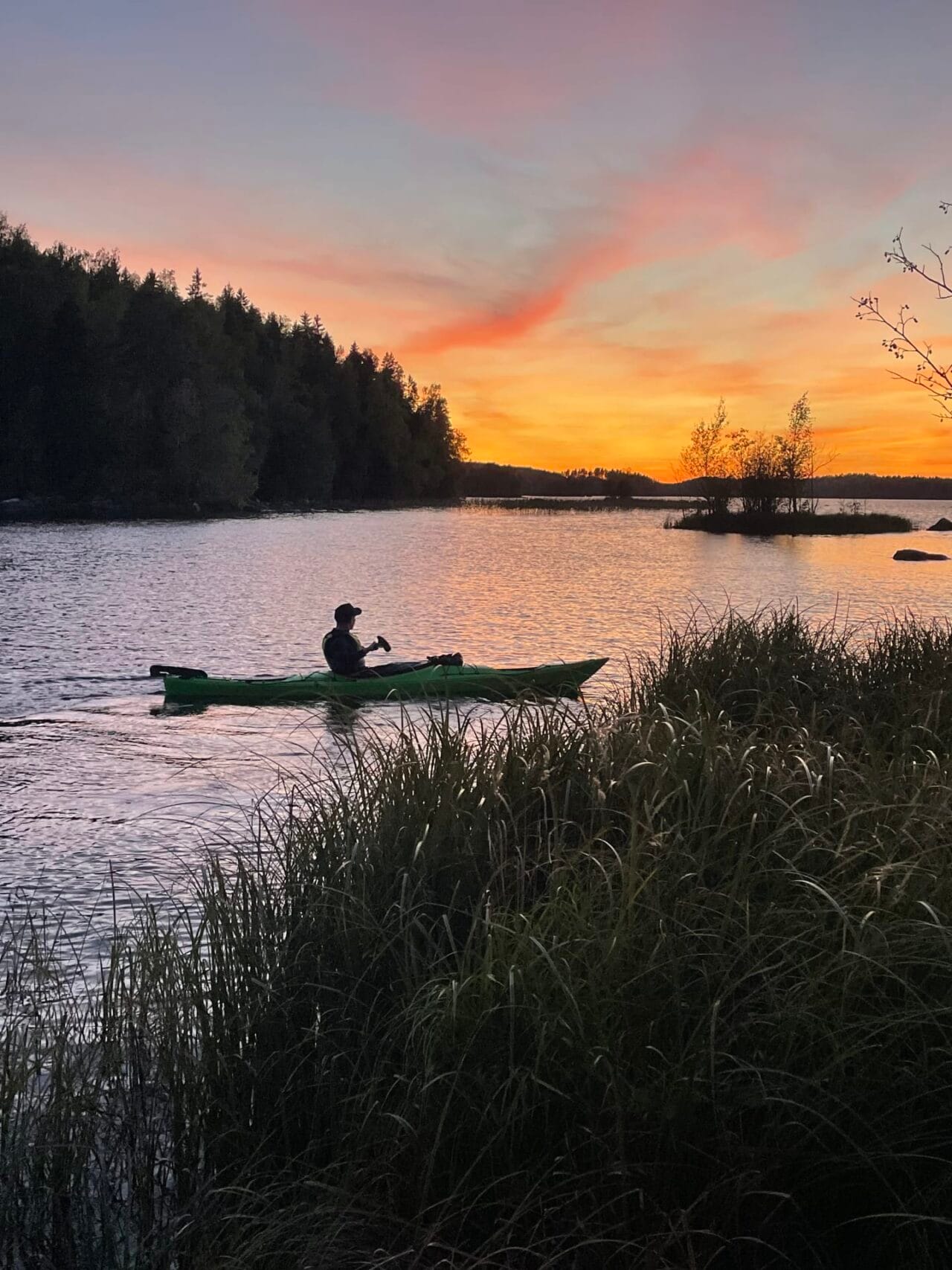 Meloja järvellä auringonlaskussa