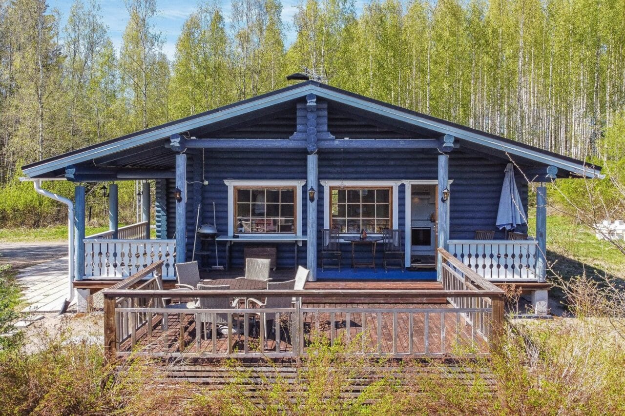 Huvila on Hankajärven rannalla.