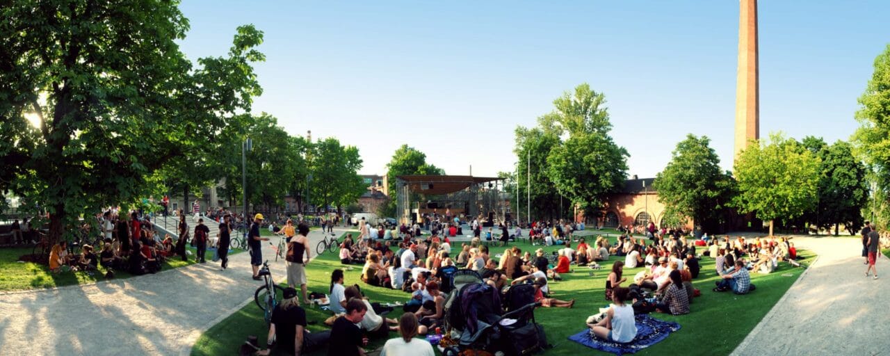 Crowded Laikunlava outdoor stage in the summer.