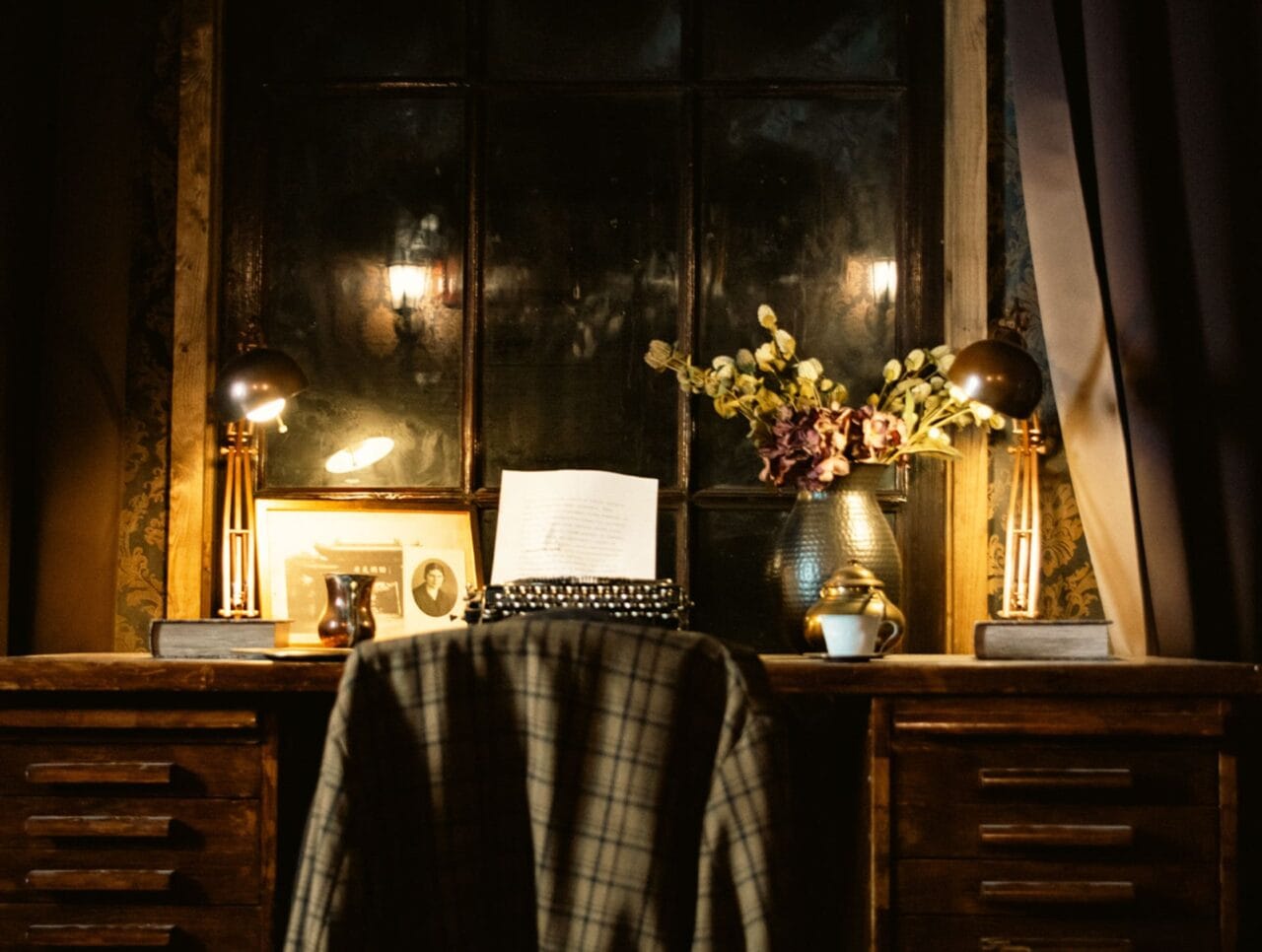 A mysterious desk and old items in LEVEL I - Ravengate 1881 escape room
