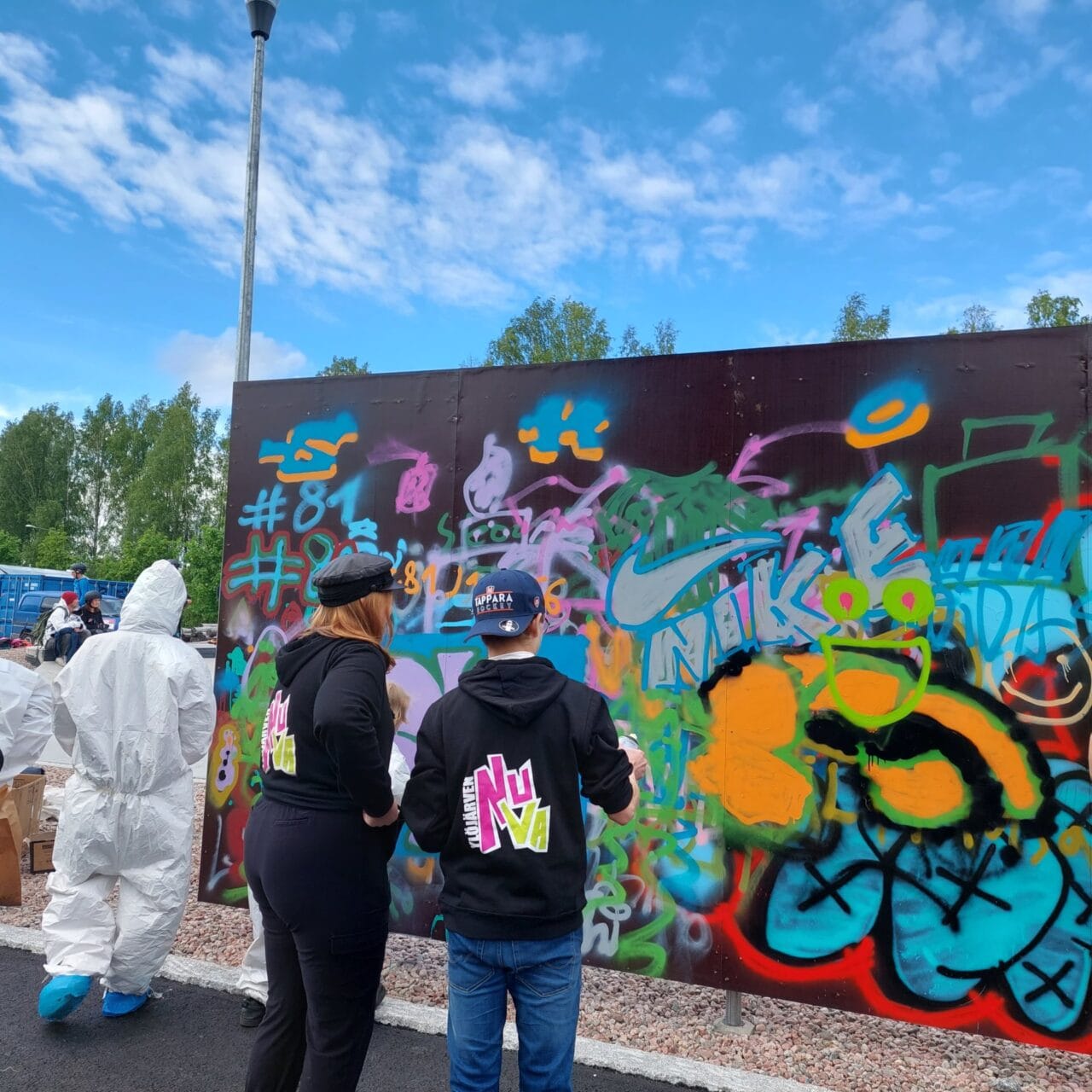 Nuoret Ylöjärven skeittipuistossa graffitiseinän edessä