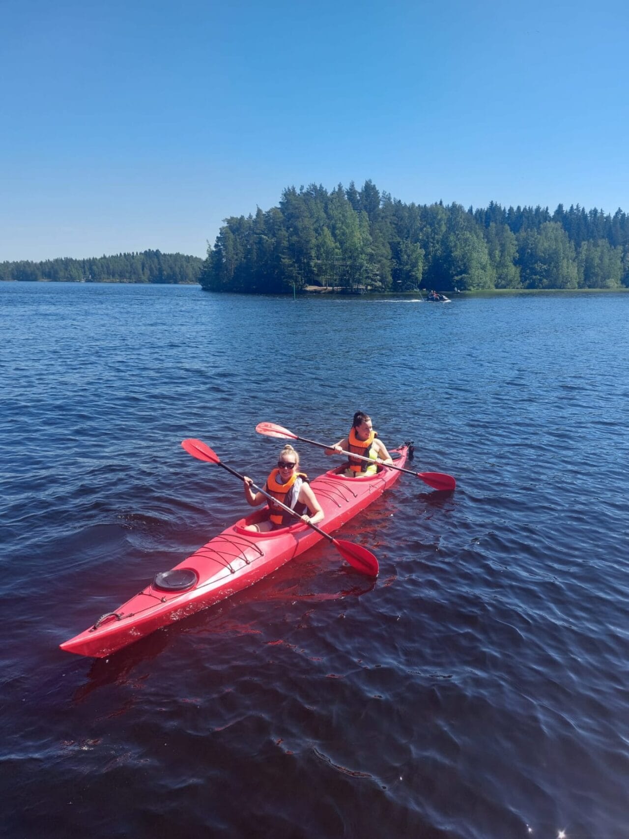Tandem-kajakilla vesillä.