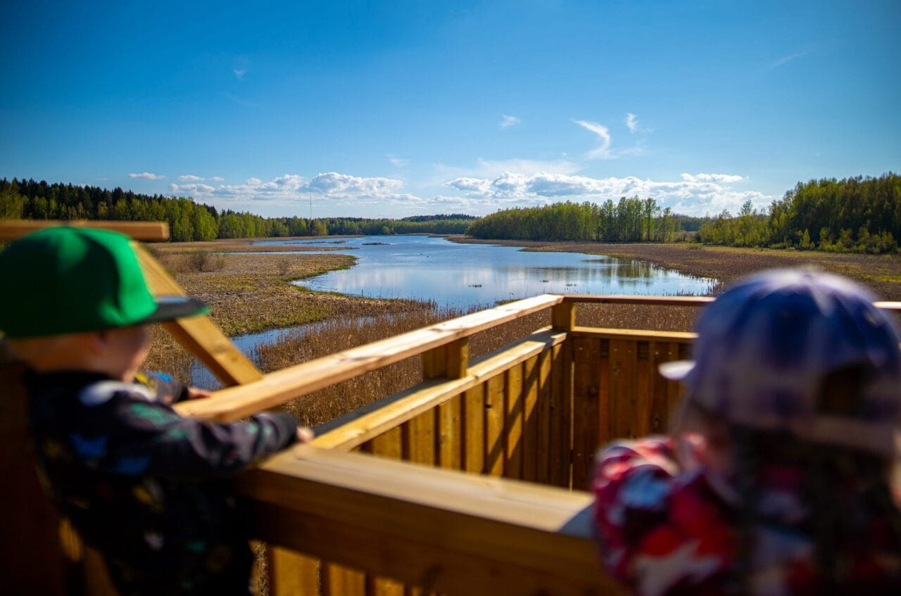 Lapset ja koira Vallonjärven lintutornilla