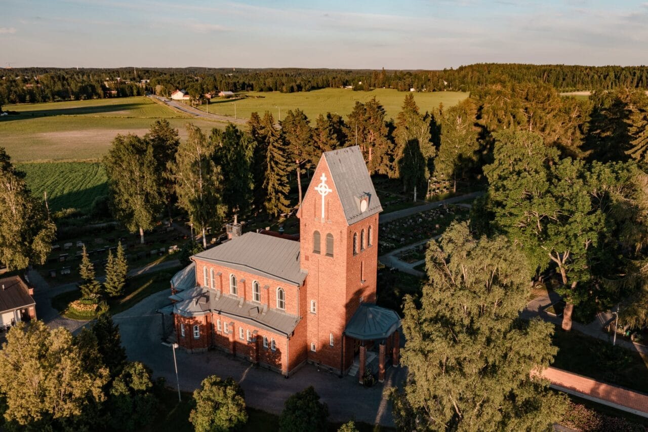 Pirkkalan Vanha kirkko ilmakuvassa