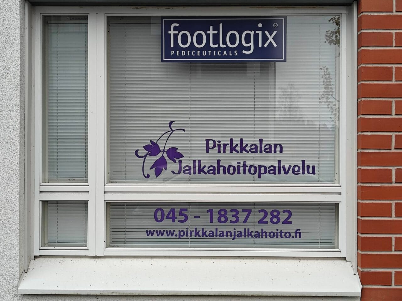 Yrityksen logo ikkunassa
