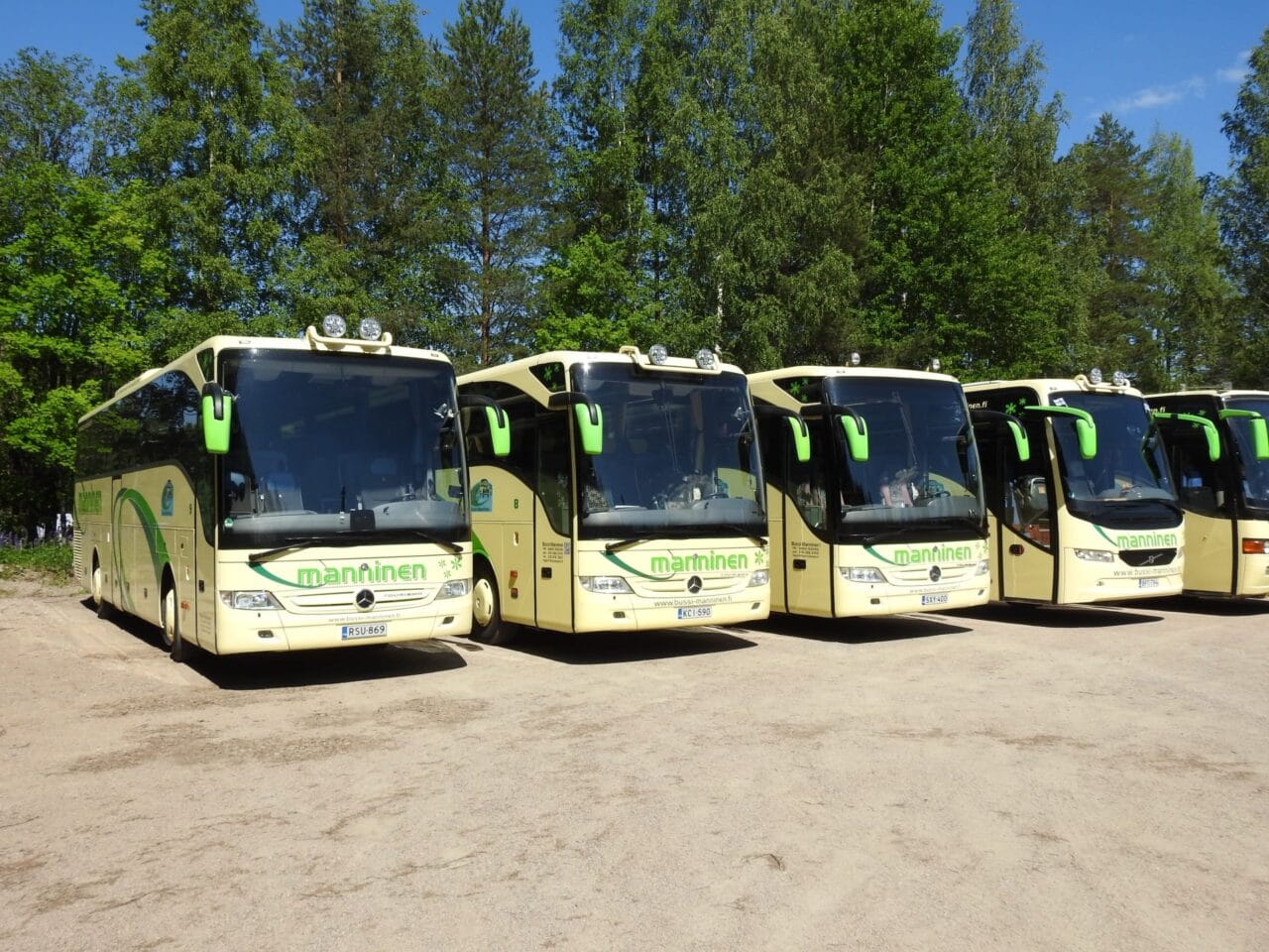 Tasokkaasta kalustostamme löydät sopivan kokoisen bussin jokaiseen tilausajoon.