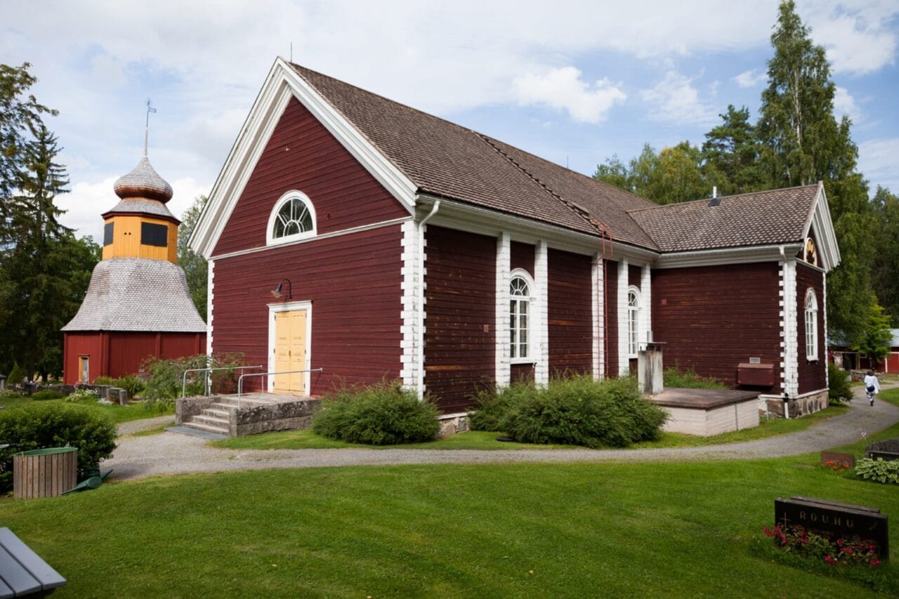 Tottijärven kirkko ja kellotapuli