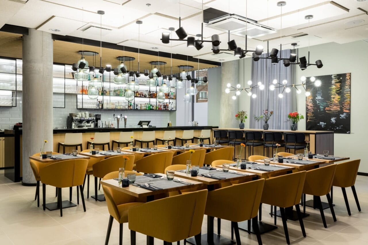Restaurant and international cocktail bar.