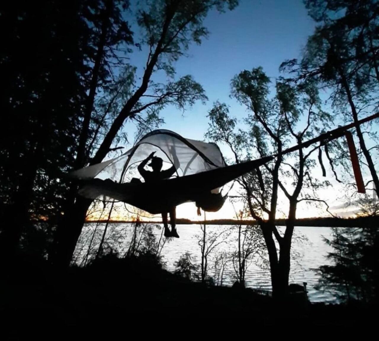 Experience park GoPark tentsile with a view to the lake.