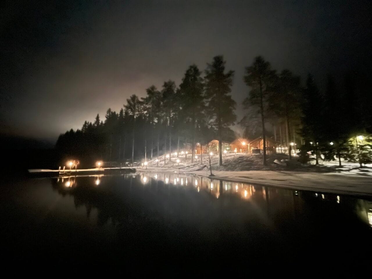 Vihta-sauna yövalaistuksessa