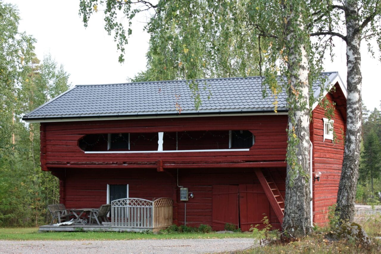Luhtiaitta Vanhan talon pihapiirissä