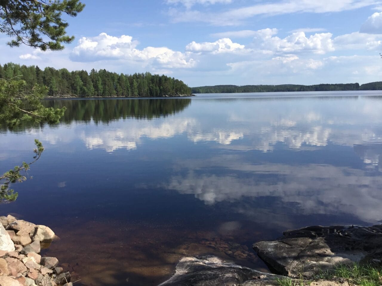 Matalasta saunarannasta avautuu huikea näkymä Näsijärvelle.