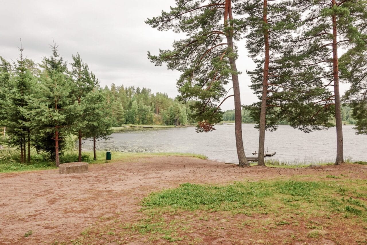 Hevossaaren uimaranta Kurussa. Laituri Keihäsjärvellä.