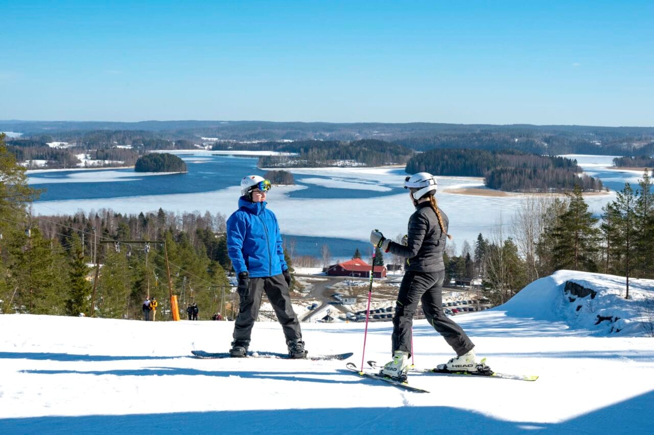 Laskettelijoita rinteessä