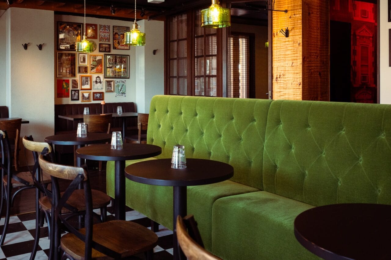 Meeting venue at Pepper Ylöjärvi and green soft couch.