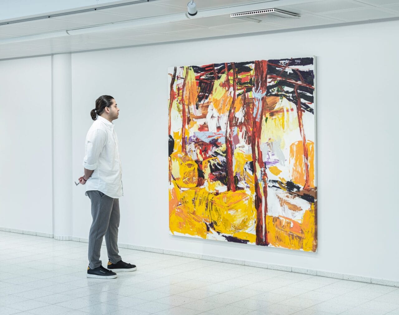 Asiakas katsomassa Anna Retulaisen maalausta Kirkko vuodelta 2014