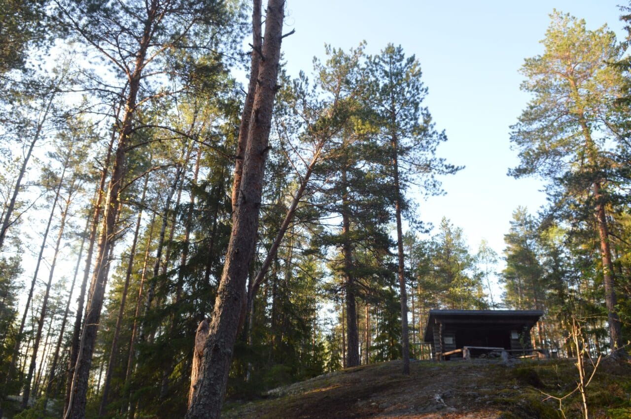 The lean-to shelter (Rusun laavu) is a campfire place with a woodshed and an outdoor toilet.