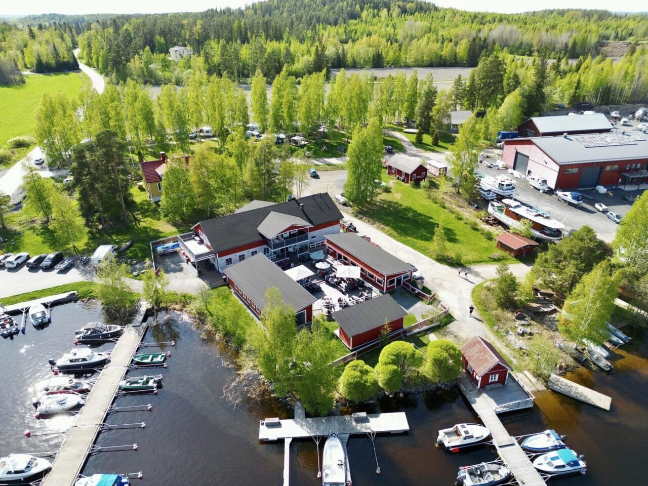 Pimeesalmen telakan ravintolarakennus dronella kuvattuna