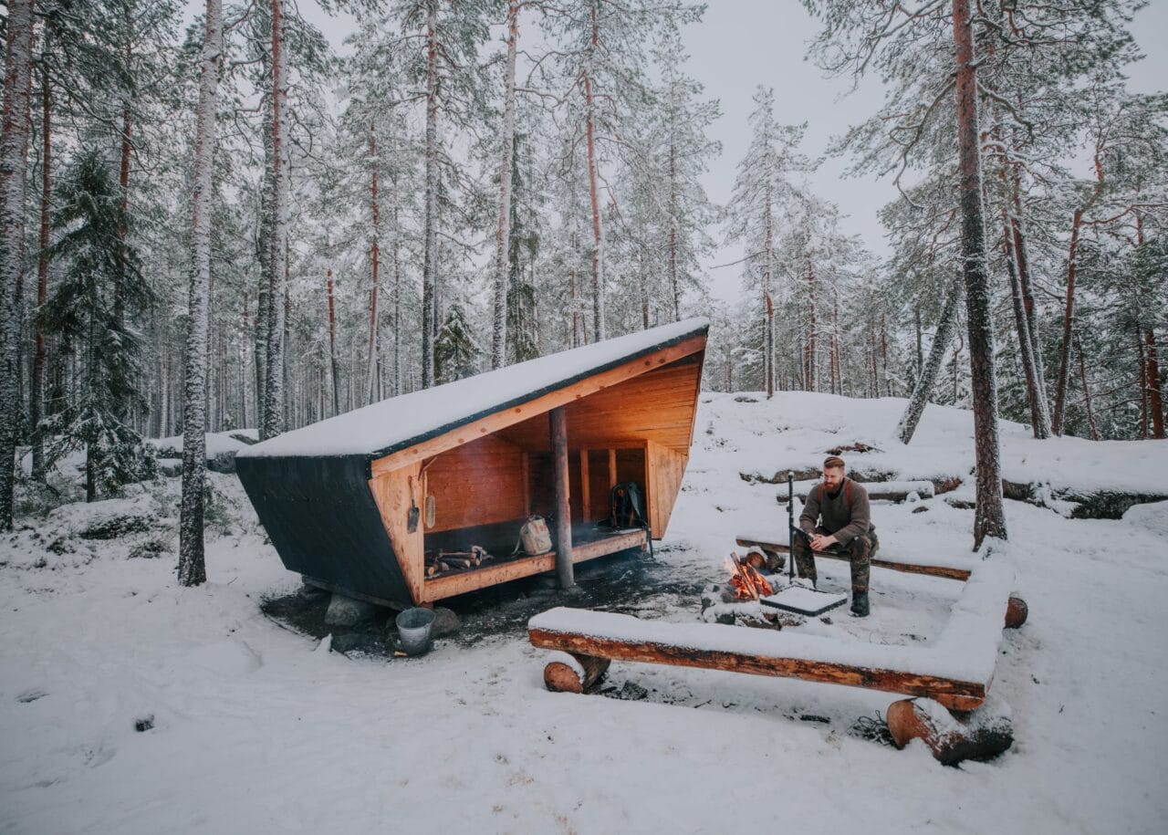 Mies istuu laavulla.