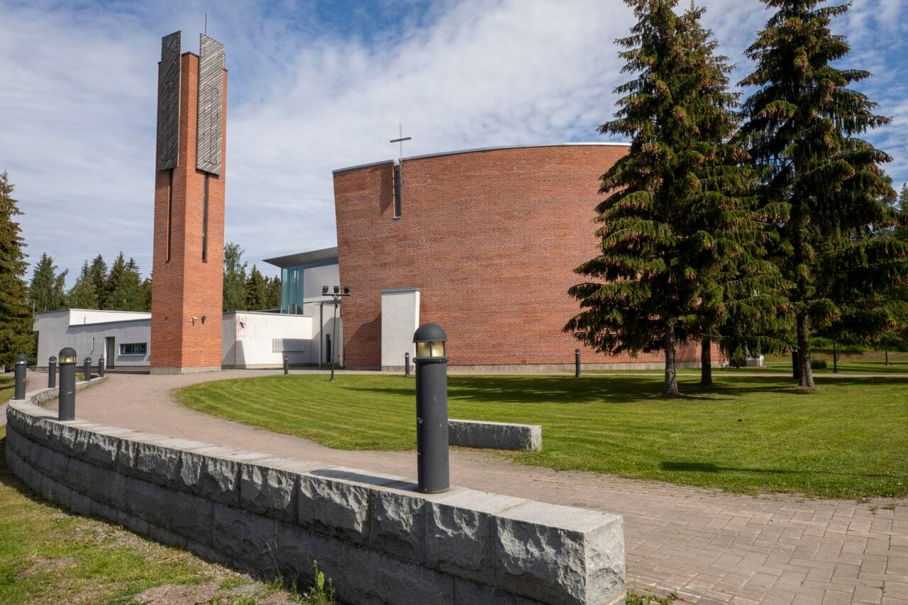 Church's main facade made of redbrick.