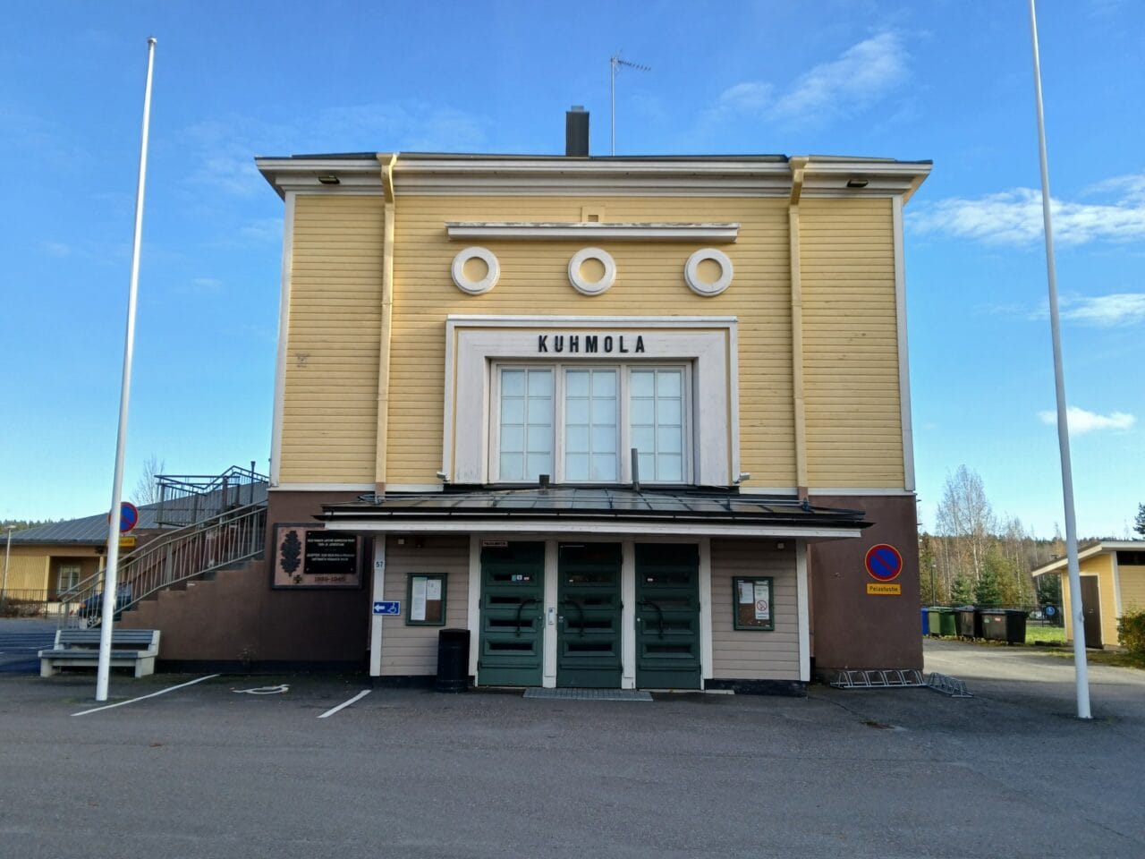 Kuhmola-rakennus ulkoapäin