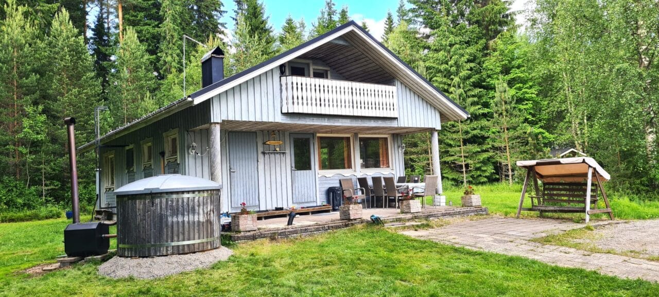 huvilassa 8 henkilön lämmitettävä kylpytynnyri, joka on vuokrattavissa erikseen