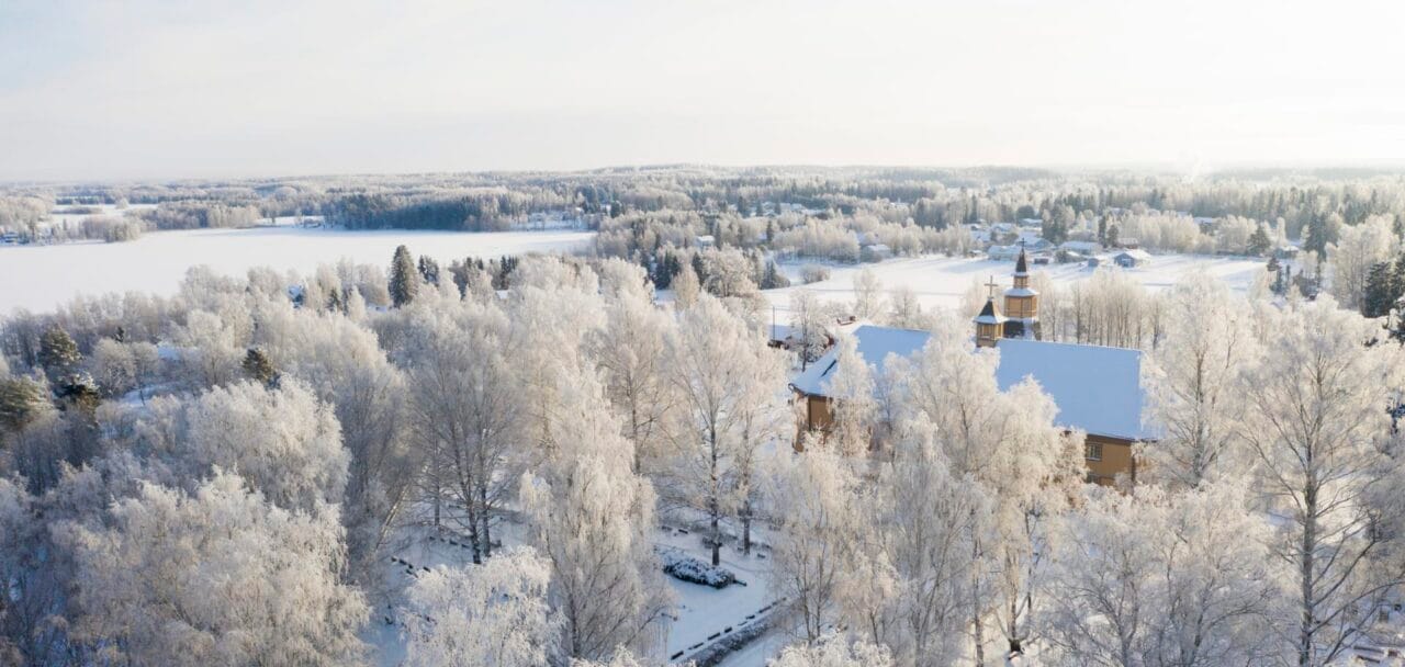 Ilmakuva Vesilahden kirkon yltä
