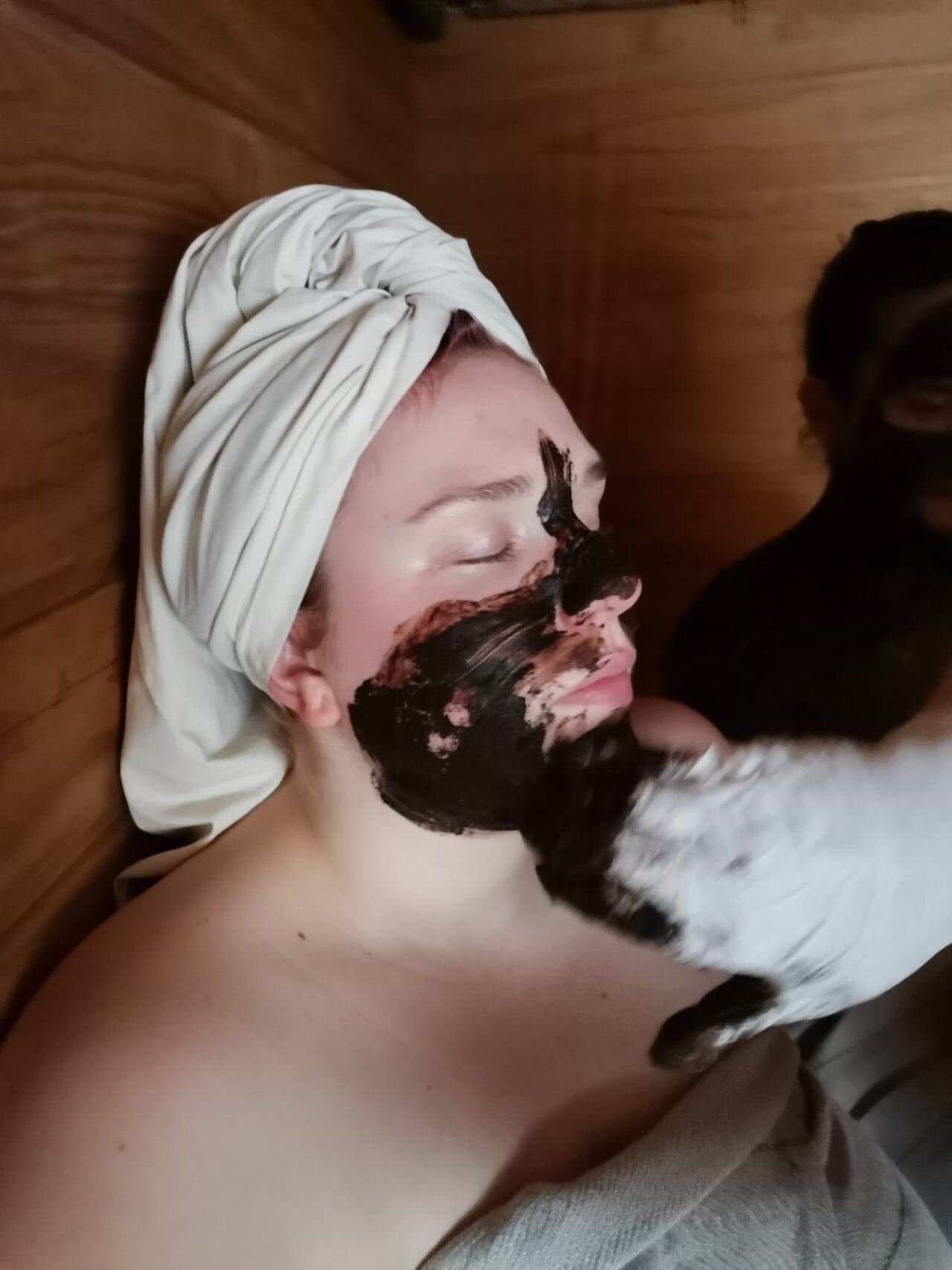 Turvesaunotuksessa turvetta laitetaan kasvoillekin.